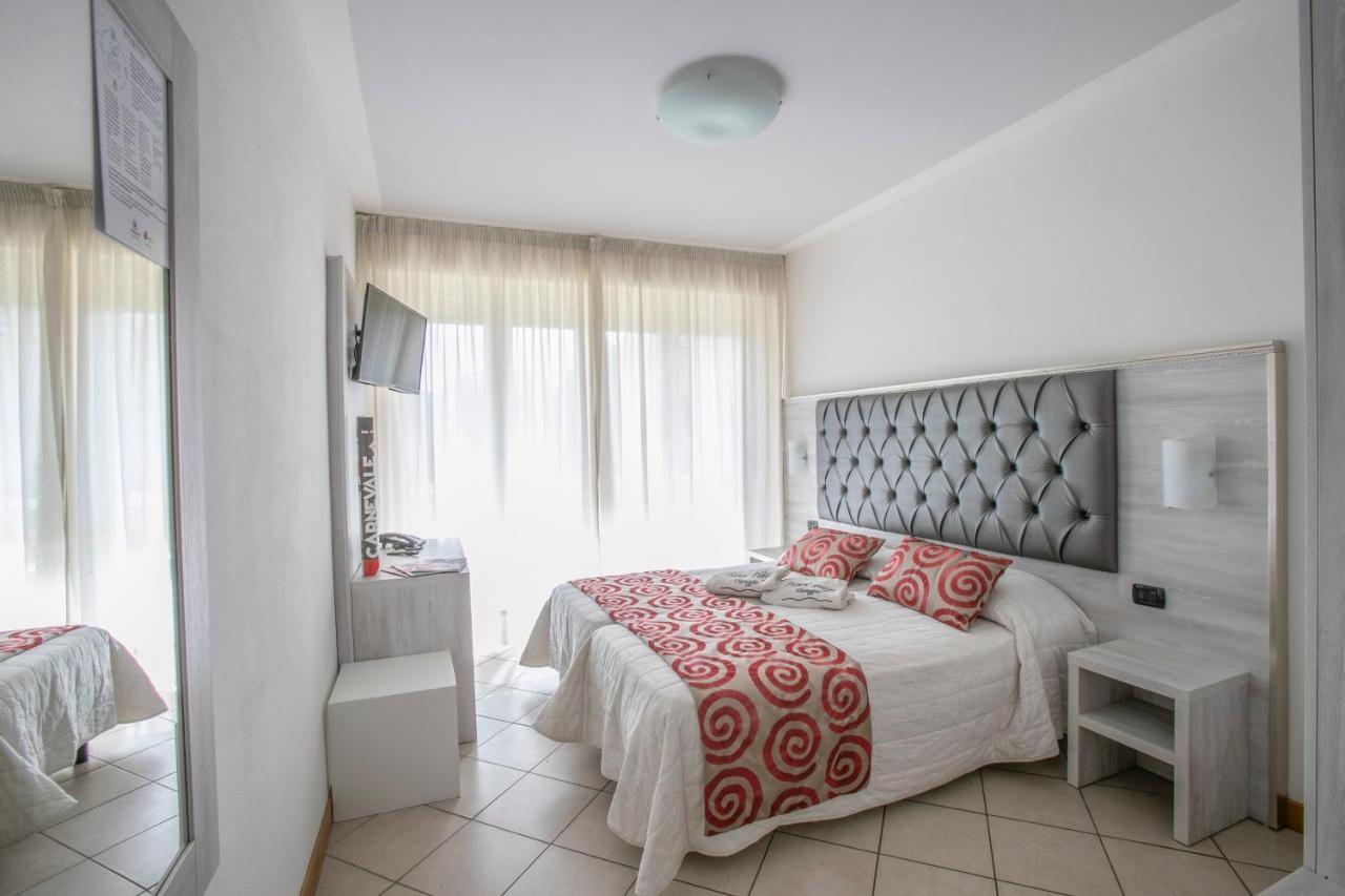 Hotel Playa Виареджо Екстериор снимка